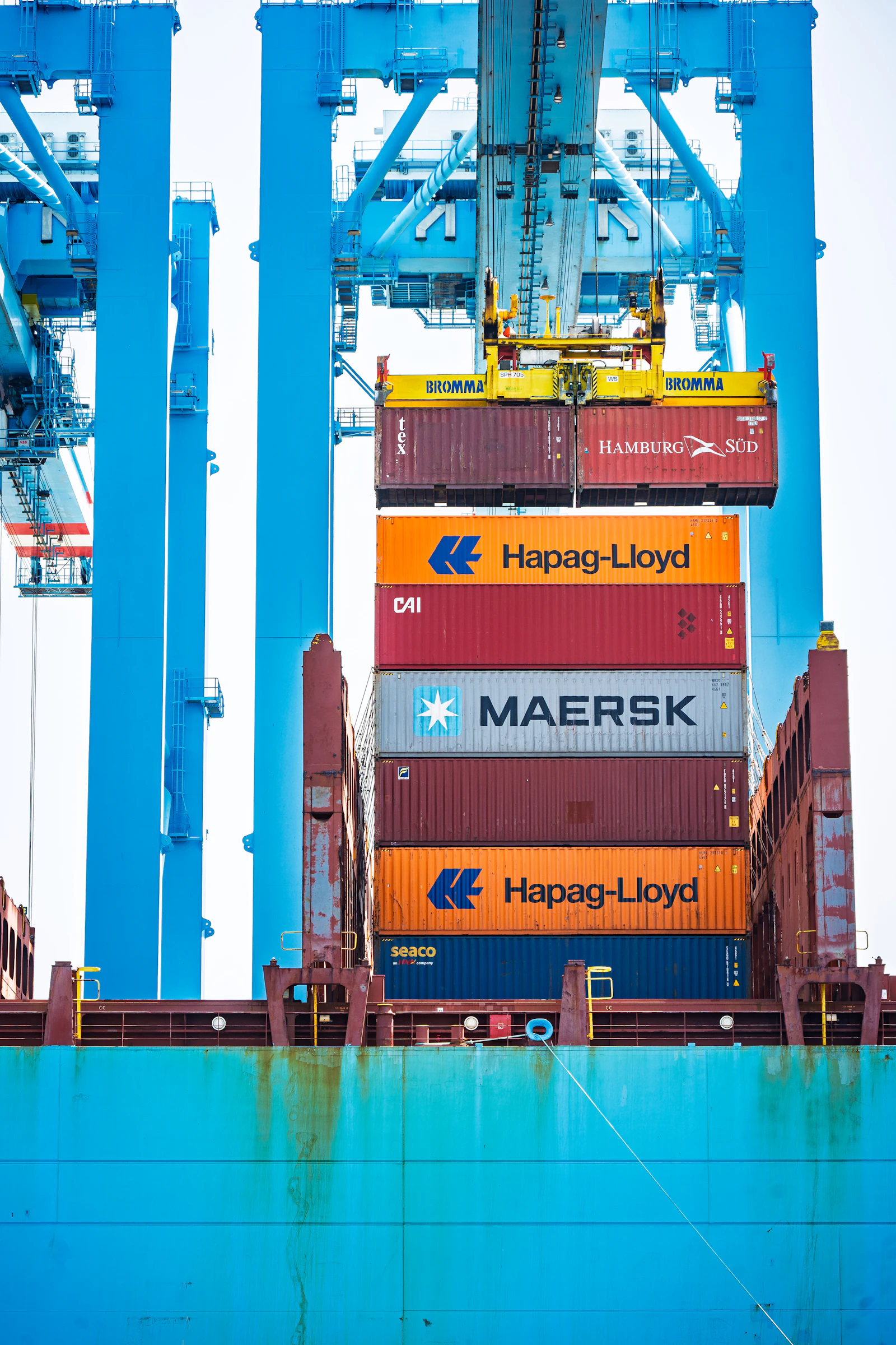 Gantry crane loading containers onto a ship at Maasvlakte 2